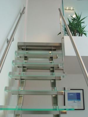 Perspex-Saxum-QD-Tasou-staircase - lucite glass.jpg